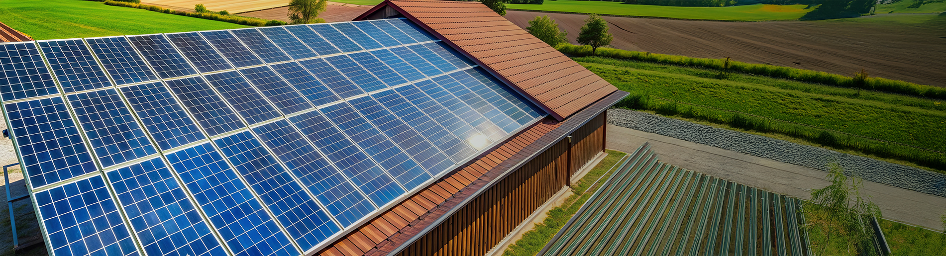 impianto fotovoltaico su tetto con natura