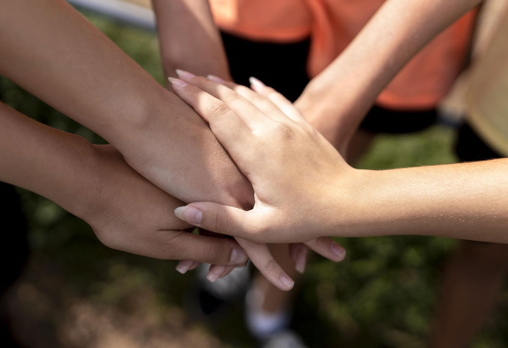 Gruppo di amici che si tengono per mano